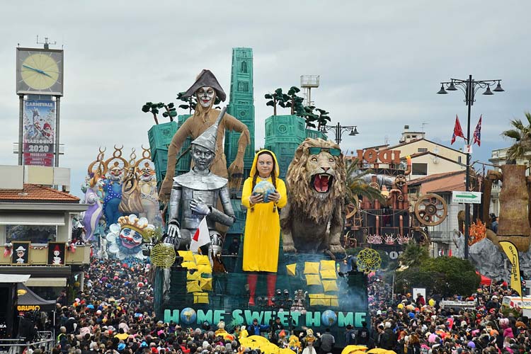 Sfilata dei carri allegorici - Carnevale di Viareggio