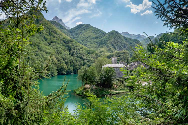 Lago Isola Santa Garfagnana, parco Alpi Apuane