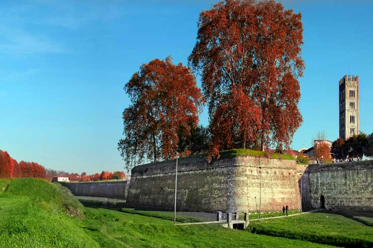 Lucca con la sua cinta muraria. Città tra le più amate nel mondo