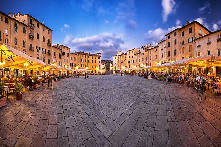 Piazza Anfiteatro verso sera, Lucca