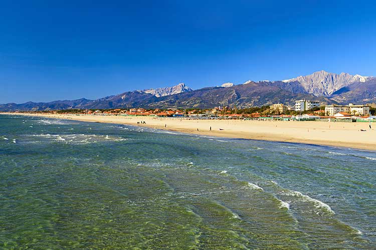 Versilia, spiagge, mare ed entroterra apuano